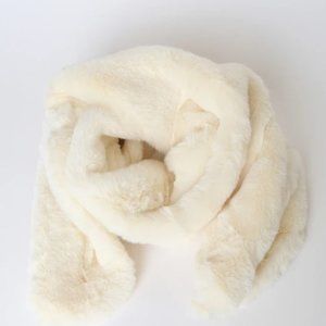 BRAND NEW Lulus upscale style cream faux fur stole/wrap